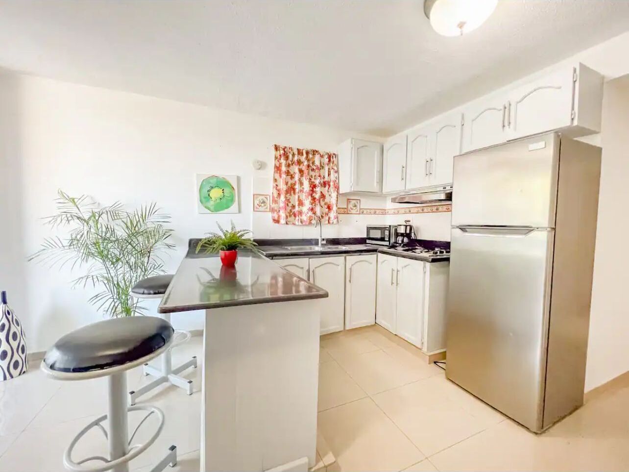 Micro-ondes, plaque de cuisson, cafetière/bouilloire, grille-pain