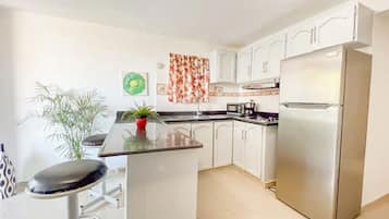 Microondas, parrilla de estufa, cafetera y tetera y tostadora