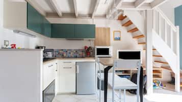 Réfrigérateur, micro-ondes, four, cafetiÚre/bouilloire