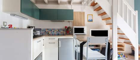 Frigorífico, microondas, horno y cafetera o tetera