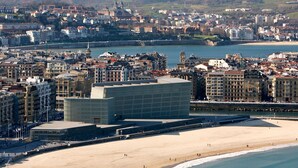 A coastal cityscape with a prominent modern building near a sandy beach. - Always Easy I Sagües (San Sebastián/Donostia)