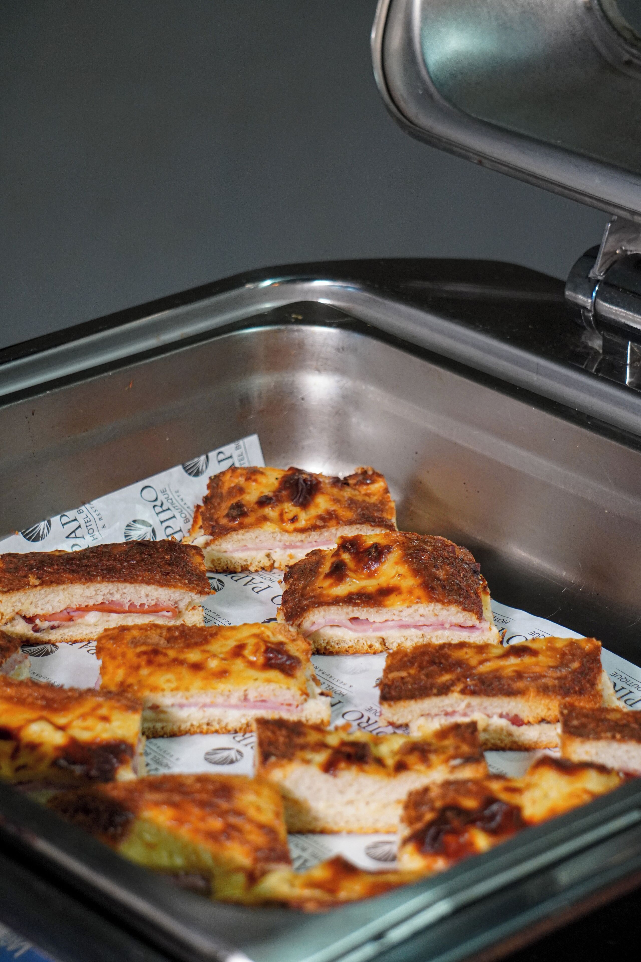 Un plateau de buffet avec des sandwichs grillés.