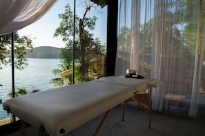 Behandlingsrum för par, massage med varma stenar och djupmassage