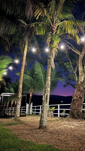 Una spiaggia nelle vicinanze, sabbia bianca, navetta per la spiaggia