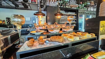 Petit déjeuner complet compris tous les jours