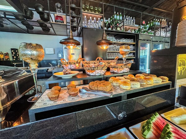 Free daily full breakfast 