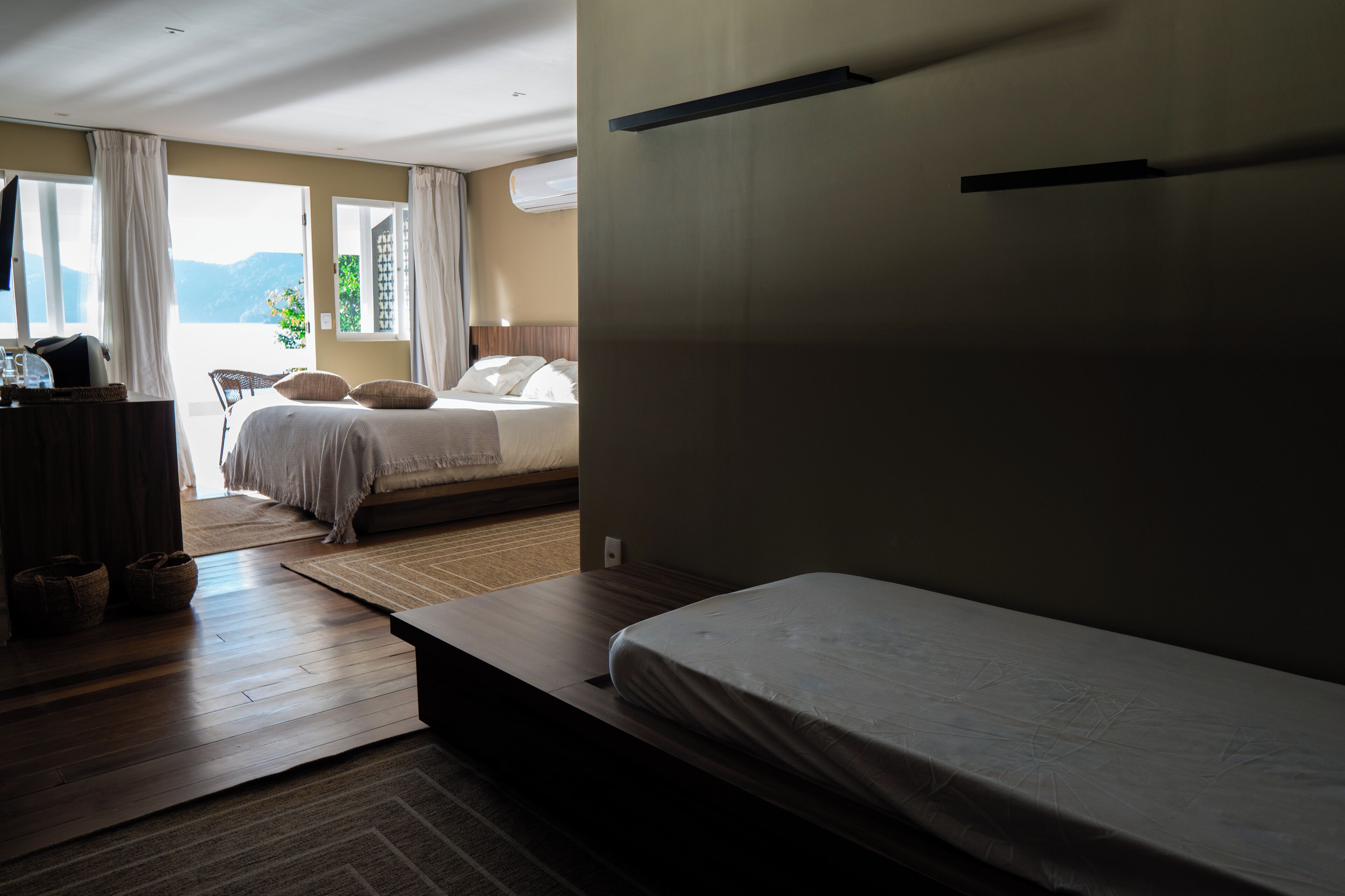 Une chambre d’hôtel avec un lit, un bureau et une vue sur l’extérieur.