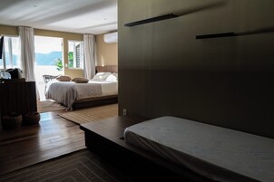 Une chambre d’hôtel avec un lit, un bureau et une vue sur l’extérieur.