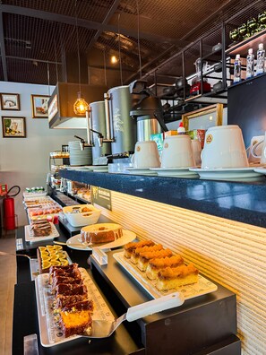 Desayuno completo gratuito y diario