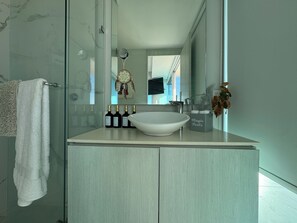 Dusche, Haartrockner, Handtücher, Seife