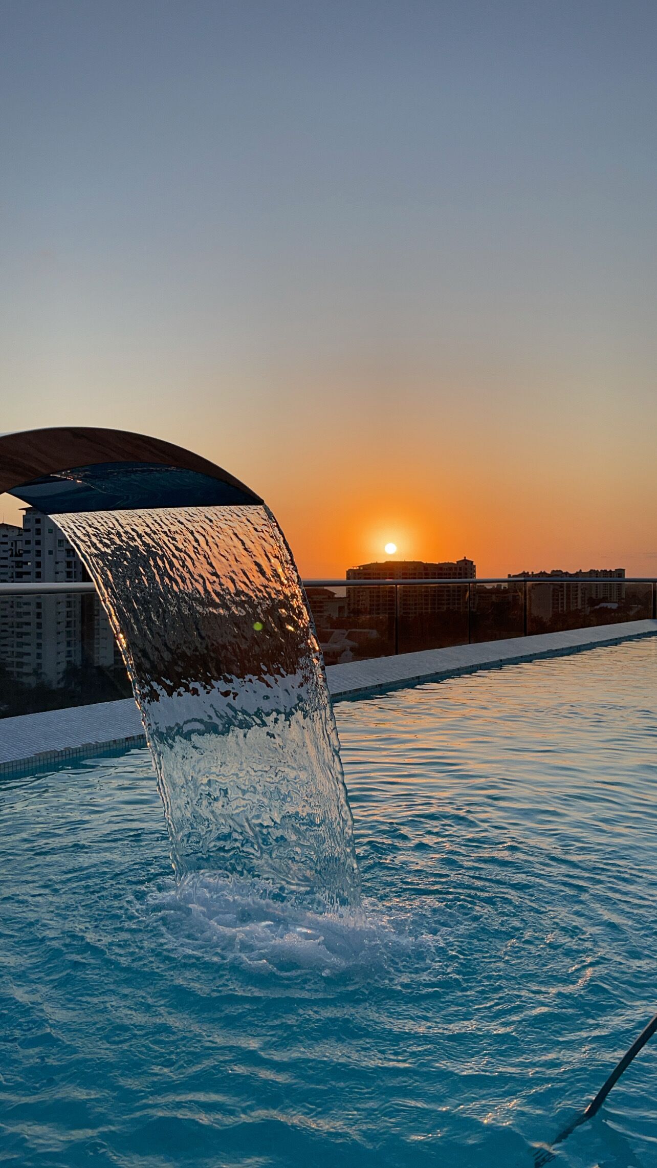 Utendørsbasseng og et oppvarmet basseng