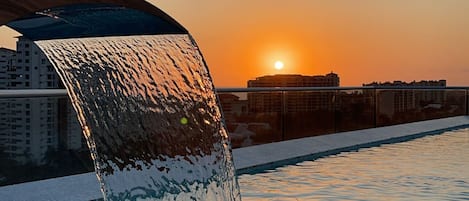 Utendørsbasseng og et oppvarmet basseng