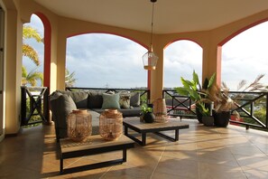 Property grounds - Unique view of Jan Thiel and Spanish water, 5 minutes from the beach (Jan Thiel)