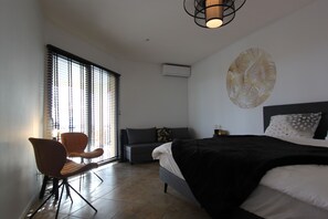 3 habitaciones, caja de seguridad en la habitación y escritorio 