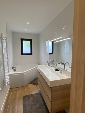 Bathtub, hair dryer, towels, soap
