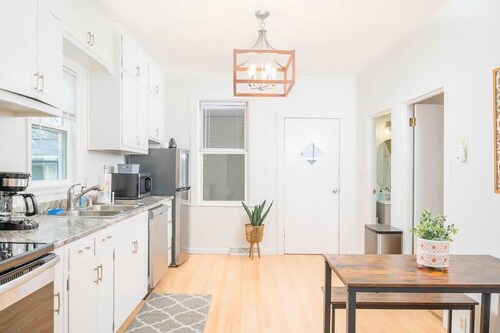 Charming Downtown Home with BBQ & Office Space