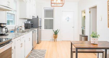 Charming Downtown Home with BBQ & Office Space