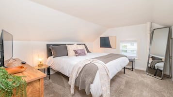 2 bedrooms, desk, iron/ironing board, WiFi