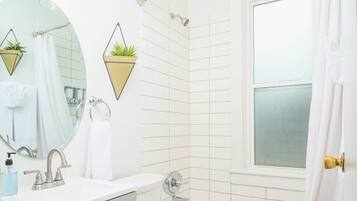 浴缸、吹风机、毛巾