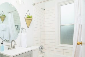 Tina, secadora de cabello, toallas 