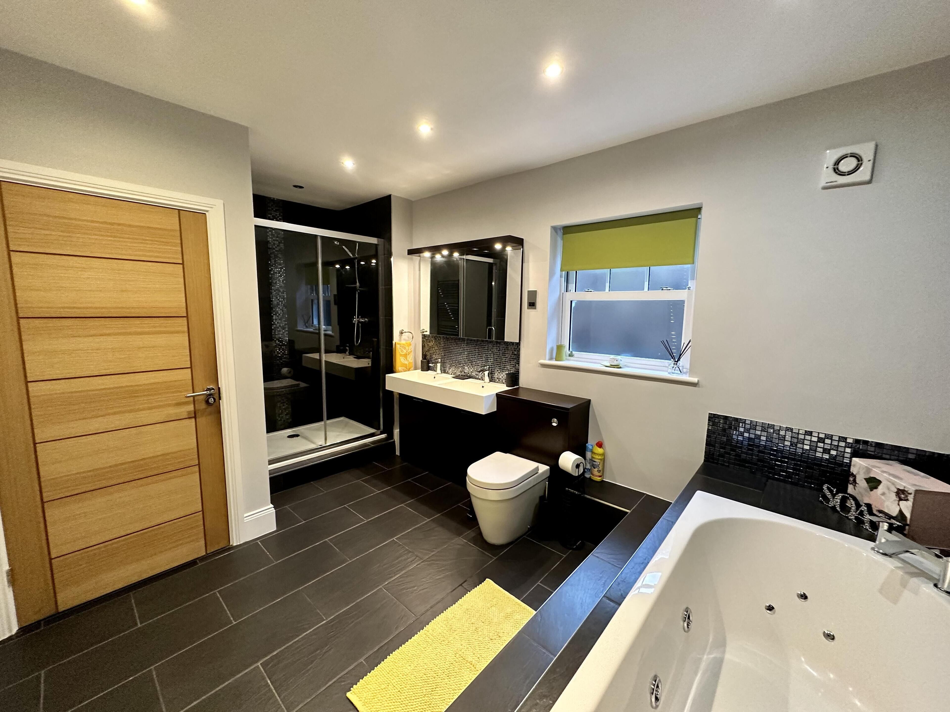 Rumah | Kamar mandi | Bathtub dan shower terpisah dan bathtub besar