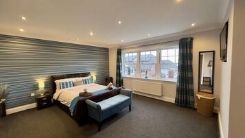 Rumah | 5 kamar tidur, seprai premium, setrika/meja setrika, dan Wi-Fi gratis