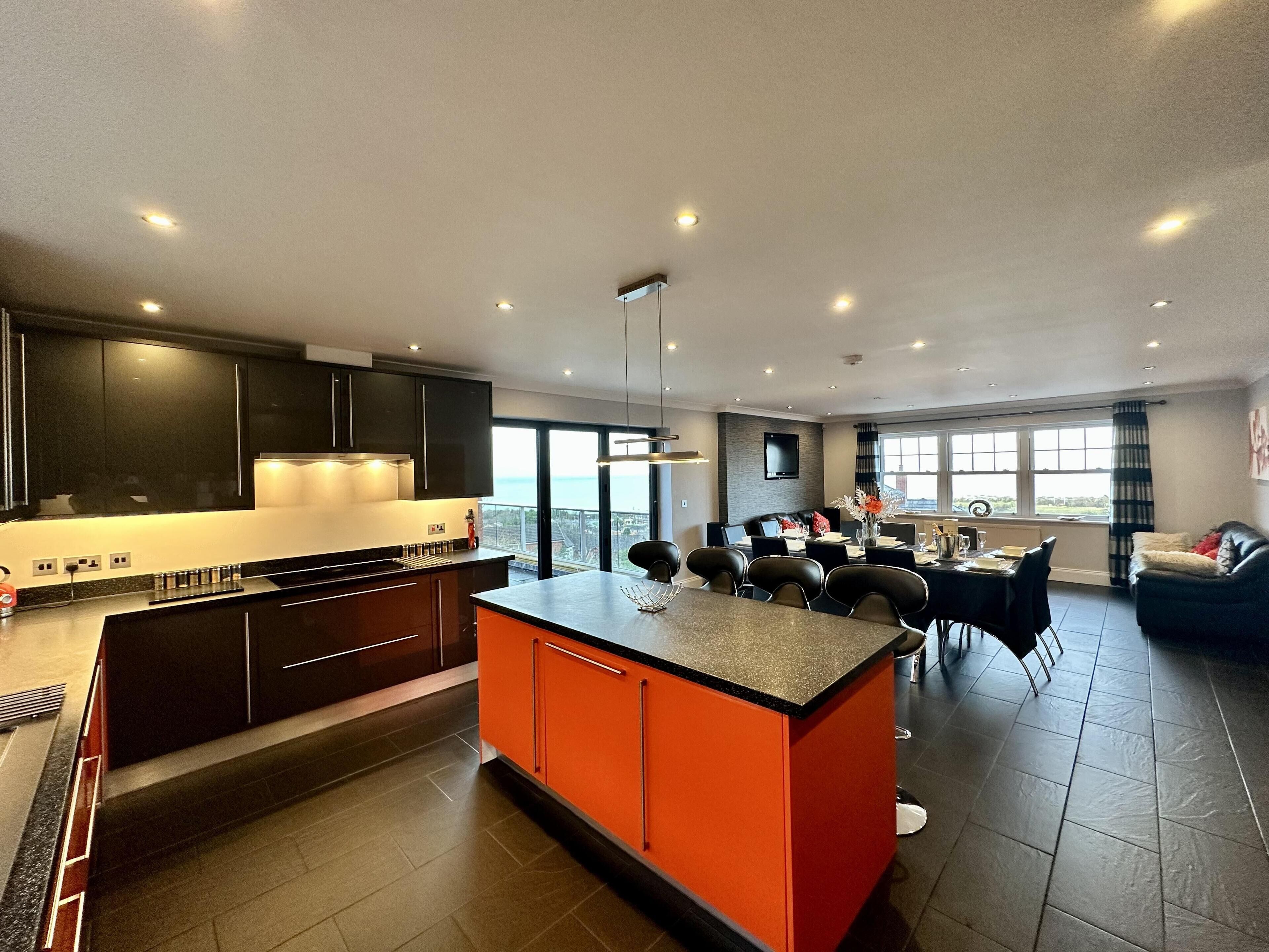 House | Private kitchen | Fridge, microwave, oven, stovetop