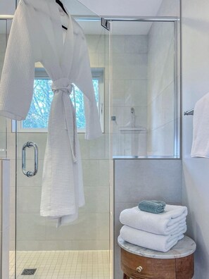 Combined shower/tub, hair dryer, towels, shampoo