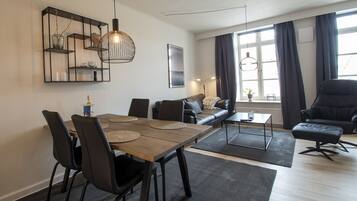 Deluxe Apartment | Dining room