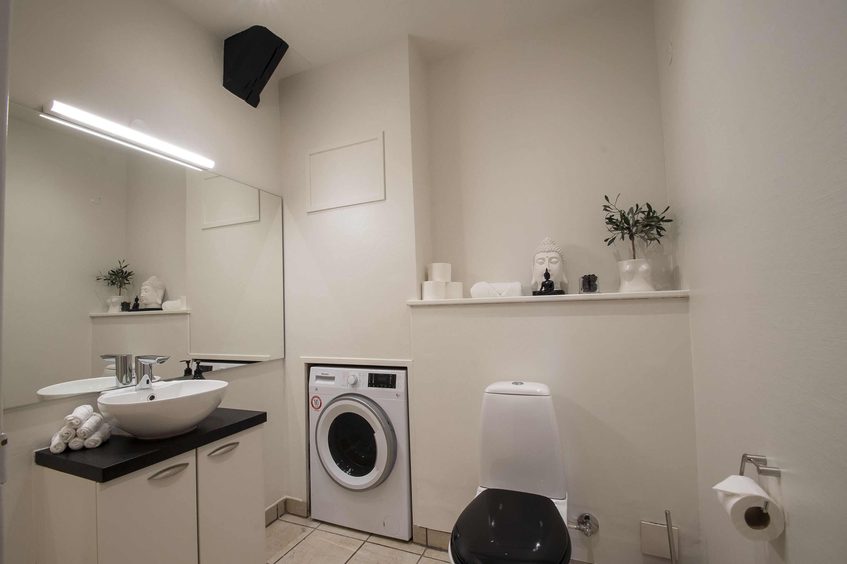 Deluxe Apartment | Bathroom | Shower, rainfall showerhead, towels