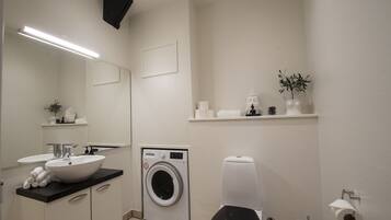 Deluxe Apartment | Bathroom | Shower, rainfall showerhead, towels