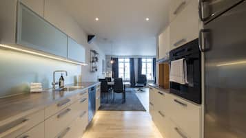 Full-size fridge, oven, dishwasher, toaster