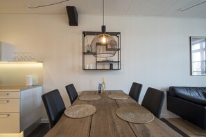 75-inch LED TV with cable channels, TV, Netflix - Central City Apartment (Sønderborg)