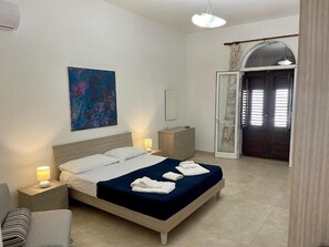 1 Schlafzimmer, Schreibtisch, Bügeleisen/Bügelbrett, Reisekinderbett