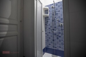 Dusche, Haartrockner, Bidet, Handtücher