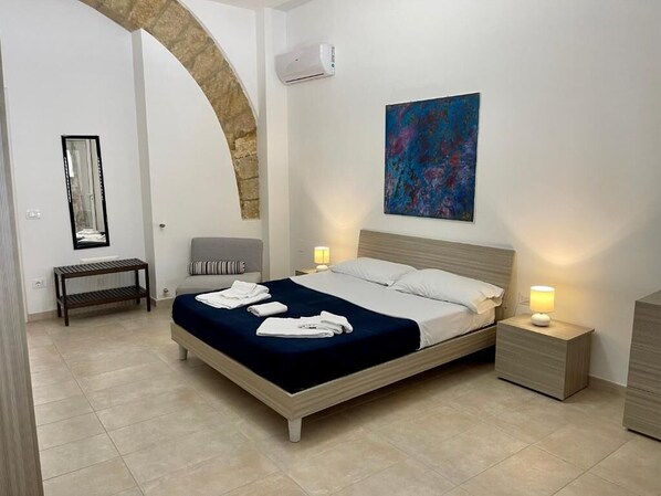 1 Schlafzimmer, Schreibtisch, Bügeleisen/Bügelbrett, Reisekinderbett