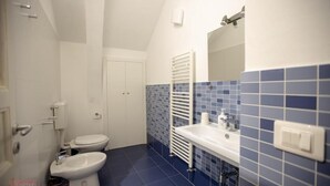A bathroom with a toilet, bidet, and sink. - Jade House in the CENTER a stone's throw from the sea (Castellammare del Golfo)