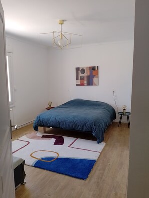 3 slaapkamers, een strijkplank/strijkijzer, gratis wifi, beddengoed