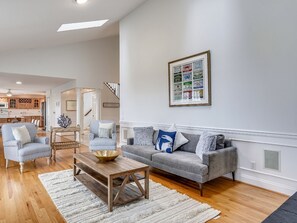 Smart TV, fireplace, books - Kent Island Waterfront | Pool | Outdoor Dining | Stunning View | Private Dock (Grasonville)