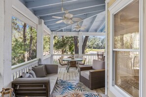 Outdoor dining - Updated 2022 Decorated Cottage Sleeps 10 Shoals Club (Bald Head Island)