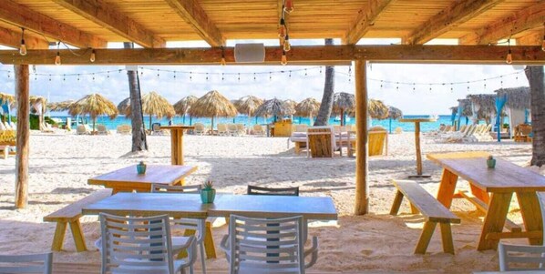Nära stranden, solstolar och strandhanddukar