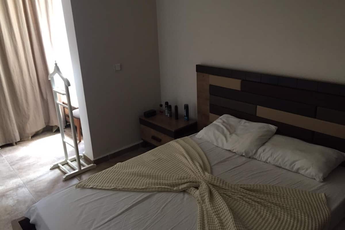 In-room safe, individually furnished, iron/ironing board, bed sheets