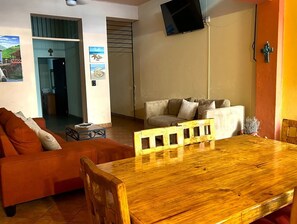 Casa de Suenos | Zona de estar | Televisión de pantalla plana de 52 pulgadas con canales por cable