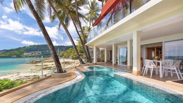 A swimming pool with a view of the beach and palm trees. - Your exclusive villa on the sand, Private Pool, Stunning Ocean Views (Tambon Patong, Amphoe Kathu)