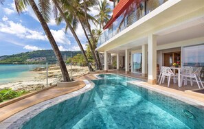 A swimming pool with a view of the beach and palm trees. - Your exclusive villa on the sand, Private Pool, Stunning Ocean Views (Tambon Patong, Amphoe Kathu)