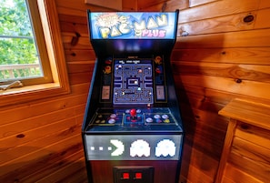 A Pac-Man arcade machine in a wooden cabin. - Covered Hot Tub, Great Games, Near Thunder Bay Falls / With Owners' Club Access (Galena)