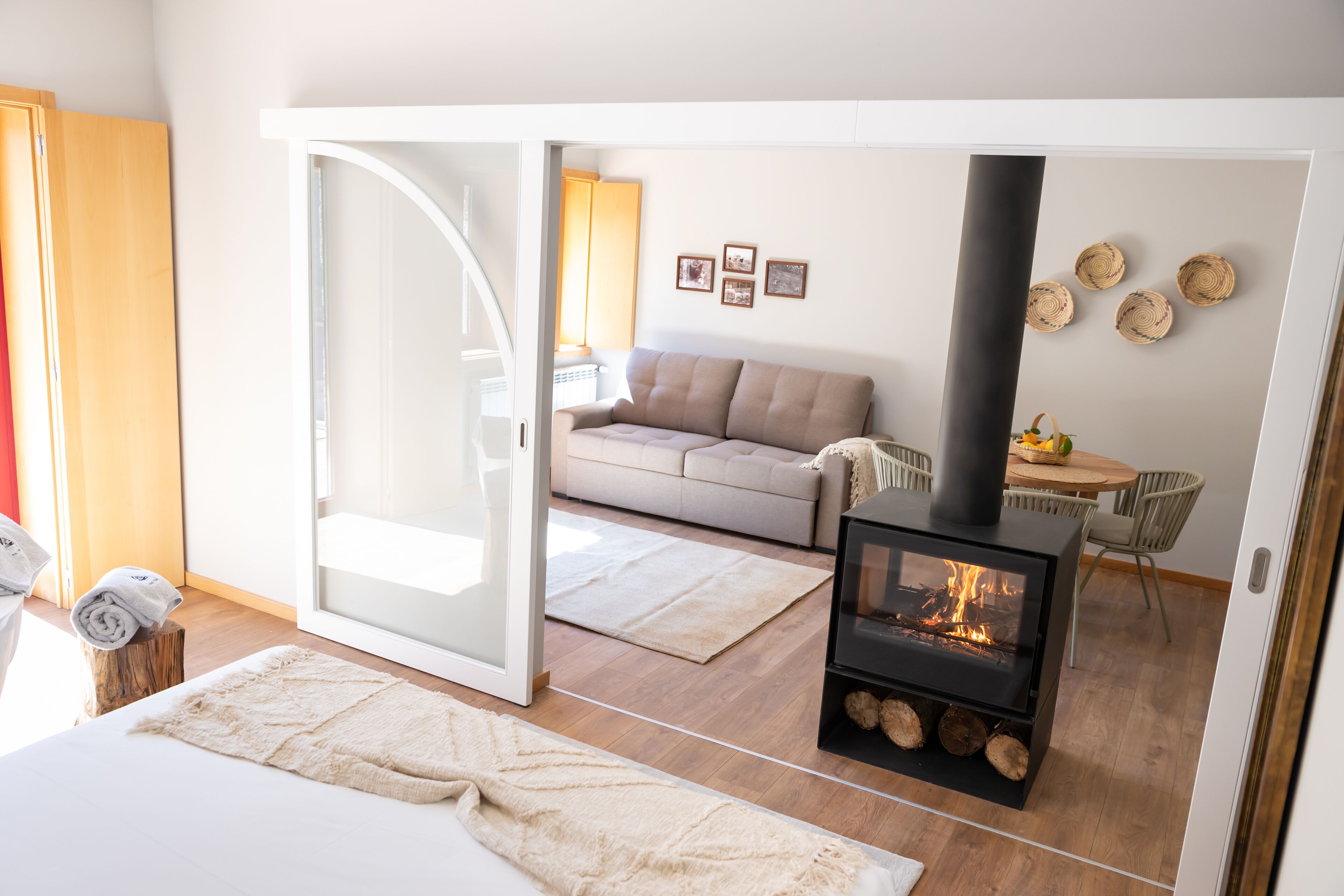 Una sala de estar moderna con chimenea, un sofá y una zona de comedor.