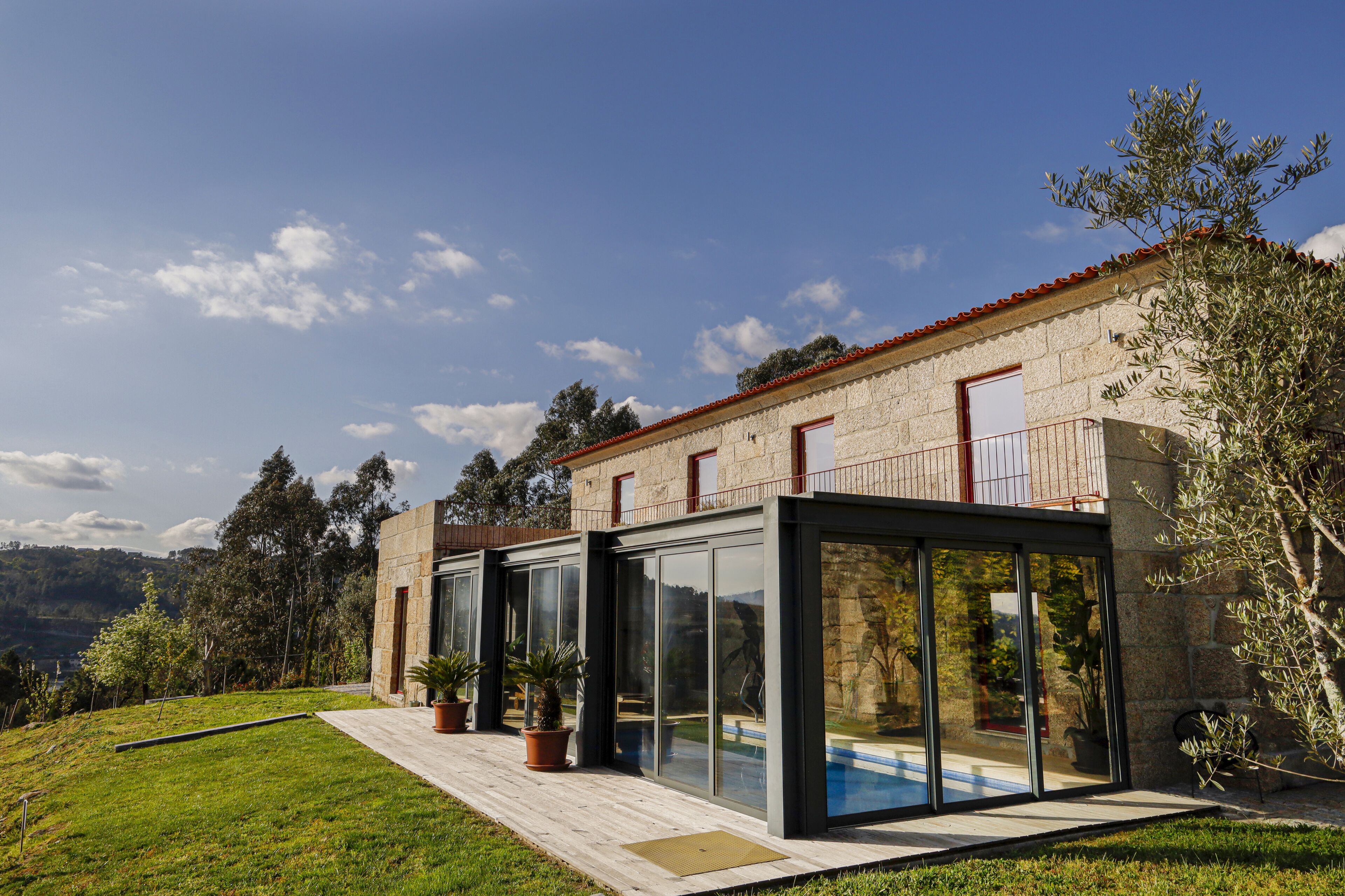 Familie huis | Binnenzwembad | Een binnenzwembad, een buitenzwembad en ligstoelen