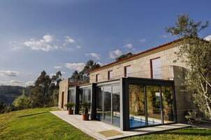 Una piscina techada, una piscina al aire libre