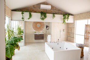 Royal Suite | Bathroom | Shower, rainfall showerhead, hair dryer, bathrobes